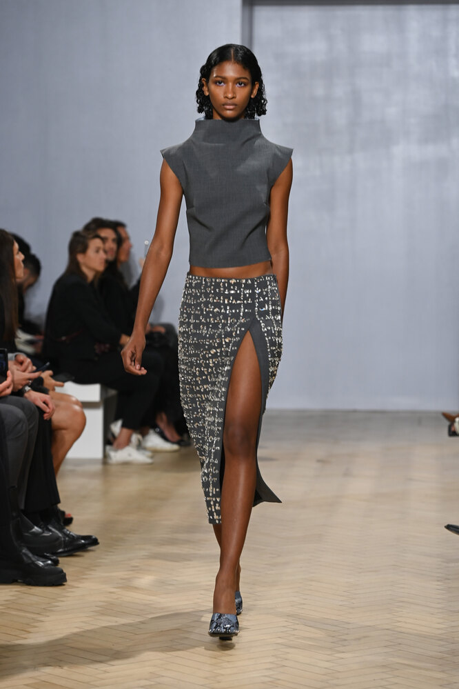 Тәбетті пішіндері бар қыз жоғарыдан трахает алады Әкесі мен қызы порно көру