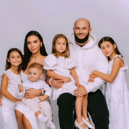 Оксаны Самойлова и Джиган с детьми