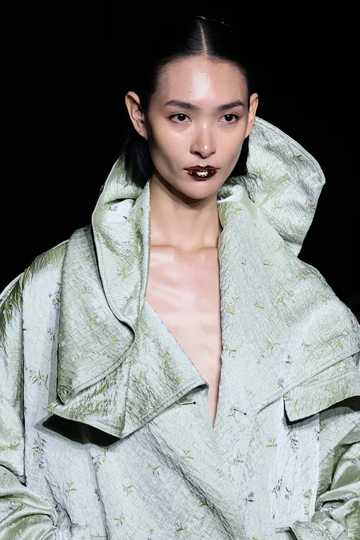 Темная помада