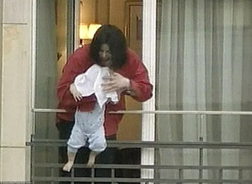 Майкл Джексон показывает папарацци двухмесячного сына Принса Майкла Джексона II