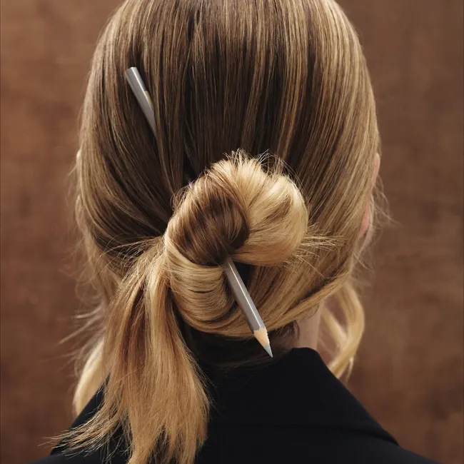 Почему в холодный сезон волосы выпадают активнее и как с этим бороться — отвечают эксперты