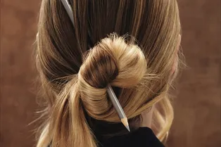 Почему в холодный сезон волосы выпадают активнее и как с этим бороться — отвечают эксперты