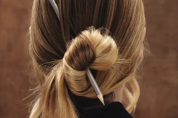 Почему в холодный сезон волосы выпадают активнее и как с этим бороться — отвечают эксперты