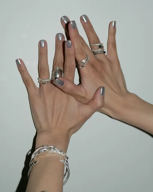 Серебряный маникюр на зиму