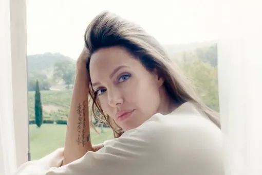 Вернулась к работе: Анджелина Джоли снялась в рекламе аромата Guerlain