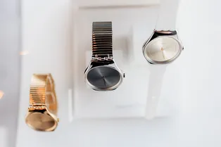 Тонкие, изящные, стальные: 8 наручных часов Swatch Skin Irony подойдут по всему