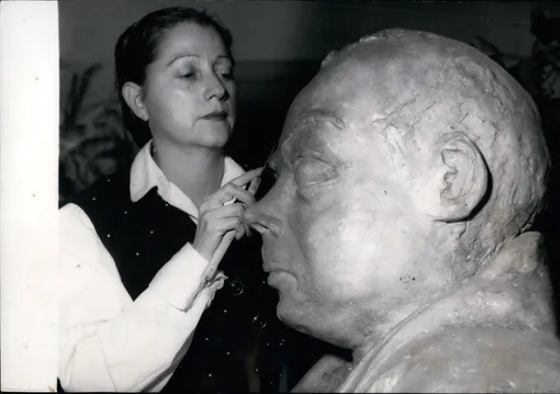 Вдова Консуэло создает скульптуру Сент-Экзюпери