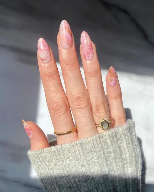 Розовые мраморные ногти