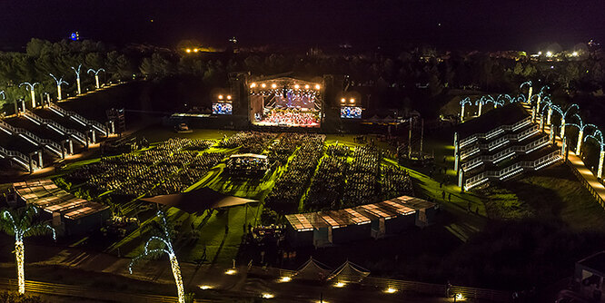 Театр под звездами Forte Arena вмещает пять тысяч человек