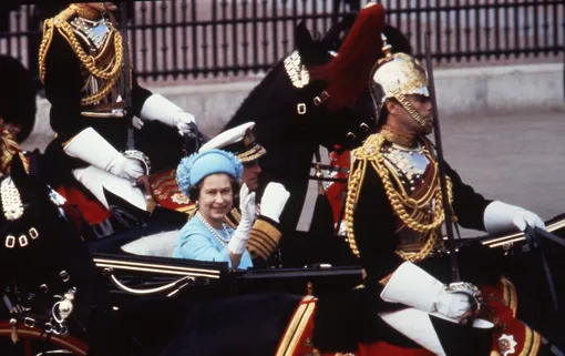 Елизавета II с мужем на свадьбе принца Чарльза