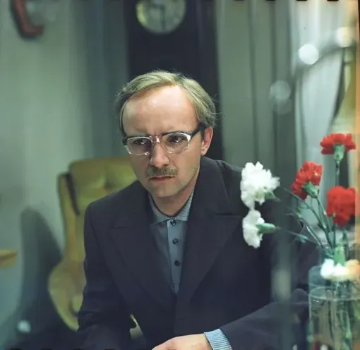 Андрей Мягков, кадр из фильма «Служебный роман» Андрей Мягков, кадр из фильма «Служебный роман»