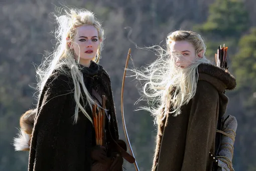 Не узнать: Эмма Стоун с длинными высветленными волосами на съемках сериала