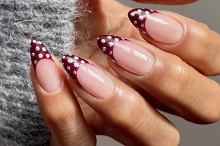 Модный маникюр в красных тонах на Новый год-2026