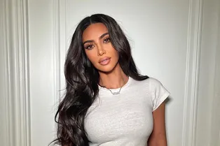 Ким Кардашьян показывает, какие джинсы будут в моде весной-2023