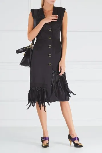 Атласное платье с крупными черными перьями (джунглевых кур, между прочим), Prada, 323 000 руб. (на сайте Aizel)