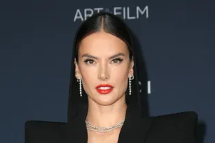 Каким будет самый модный топ весны-2023 — знает Алессандра Амбросио