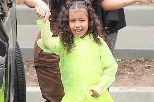 Ким Кардашьян одела дочь в неоновый total look на церковную службу