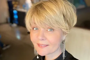 «Могу смеяться»: Юлия Меньшова ответила хейтерам, критикующим ее за хорошее настроение после смерти отца