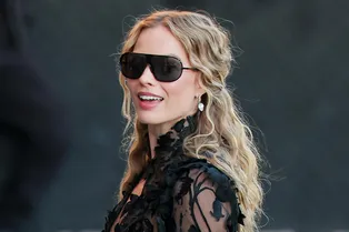 Марго Робби возвращает в моду волнистые локоны — и вот как повторить эту укладку