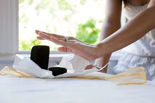 Как почистить кольцо с бриллиантом, чтобы оно сияло как новое