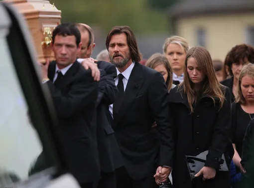 Джим Керри на похоронах возлюбленной