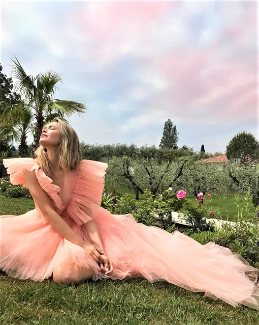 Вера Брежнева в платье бренда Giambattista Valli Вера Брежнева в платье