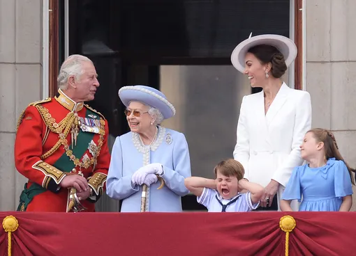 Принц Чарльз, Елизавета II, принц Луи, Кейт Миддлтон, принцесса Шарлотта