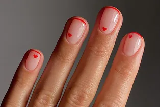 13 идей красного френча, которые можно повторить на 14 февраля и не только