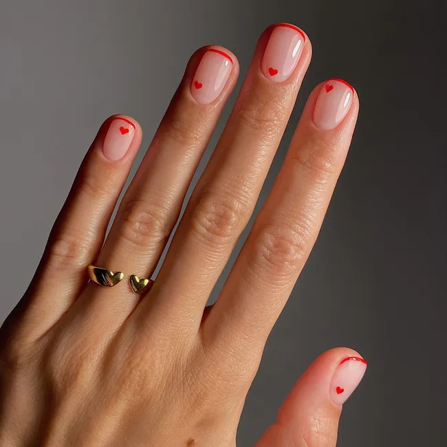 13 идей красного френча, которые можно повторить на 14 февраля и не только