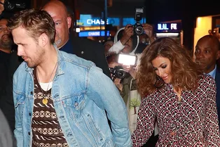 Жена Райана Гослинга показала безупречную фигуру в платье с необычным принтом