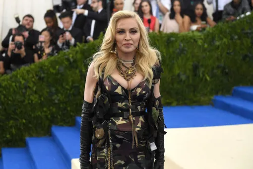 Массаж лица вилками: Мадонна снова шокирует фанатов