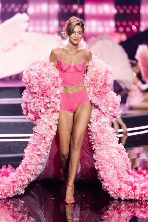 Джиджи Хадид на шоу Victoria’s Secret Джиджи Хадид на шоу Victoria’s Secret