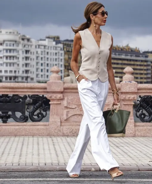 Модная летняя одежда для женщин 50+: легкие брюки и жилет
