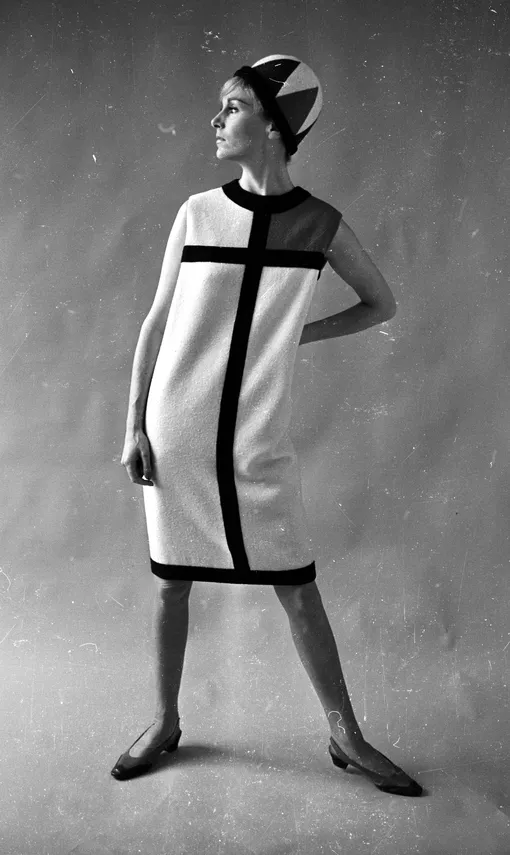 Модель позирует в платье из коллекции «Мондриан», 1965 год