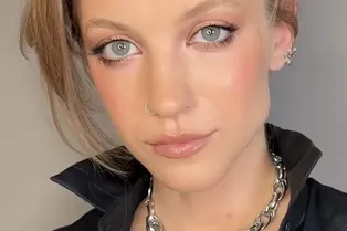 Легкая укладка на каре от @ksudevilmua