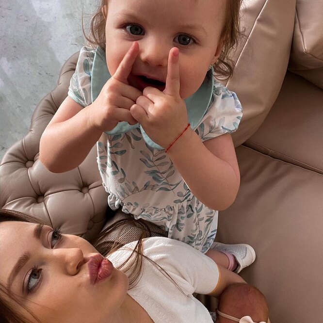 Анастасия Костенко устроила милую фотосессию с двумя дочками