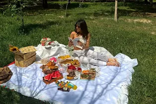 Плетеная корзина, плед и не только: что еще поможет организовать идеальный пикник на природе Плетеная корзина, плед и не только: что еще поможет организовать идеальный пикник на природе