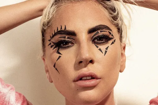 Леди Гага в ультраоткровенном наряде превратилась в сказочную единорожку