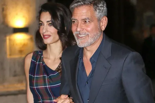 Амаль Клуни в клетчатом ансамбле из топа и брюк сходила в ресторан с мужем