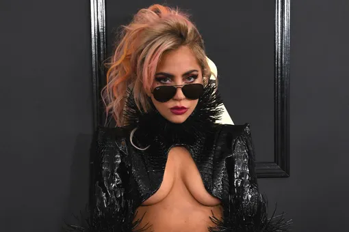Леди Гага с голой грудью на церемонии «Грэмми-2017»