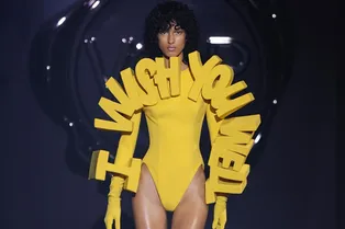 «Говорящие» купальники и луки с огромными бантами: чем удивили Viktor&Rolf на кутюрной неделе моды «Говорящие» купальники и луки с огромными бантами: чем удивили Viktor&Rolf на кутюрной неделе моды