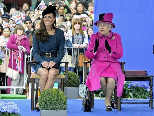 Кейт Мидлтон и Елизавета II в 2012 году