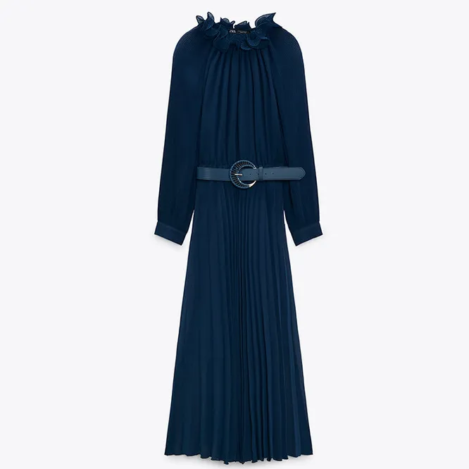 Синее платье с плиссировкой и поясом ZARA, 5999 руб.