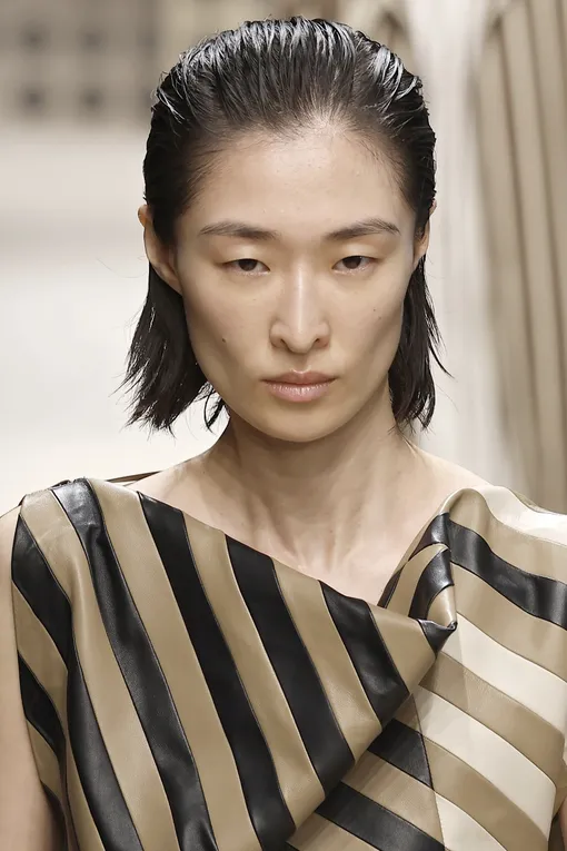 Tod’s, весна-лето 2026 Прическа с эффектом мокрых волос