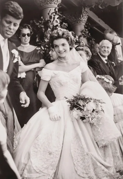 На изготовление свадебного платья Жаклин Кеннеди ушло около 45 метров шелковой тафты.
