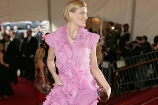 10 самых невероятных платьев из нулевых, которые вошли в историю Met Gala 10 самых невероятных платьев из нулевых, которые вошли в историю Met Gala