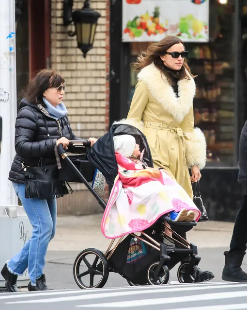 Ирина Шейк гуляет с матерью и дочкой в Нью-Йорке