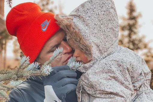 Фанаты в ужасе: Дмитрий Тарасов повторил скандальный поцелуй Дэвида Бекхэма с дочерью