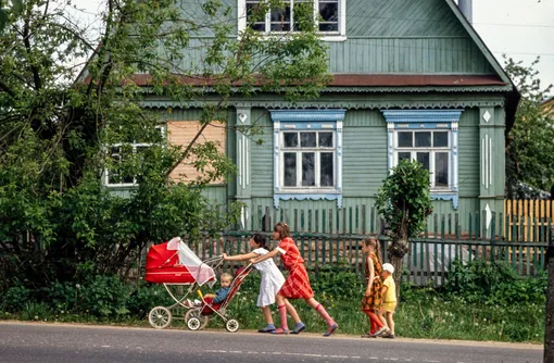 Девочки в СССР донашивали короткие платья за своими сестрами