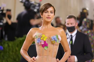 Ирина Шейк в «невидимом» платье с цветами произвела фурор на Met Gala